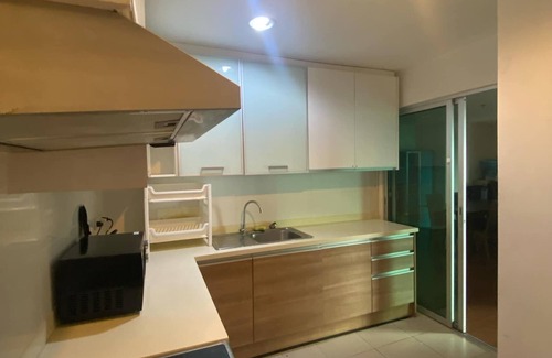 Huai Khwang Condo | "Modern Condo Overlooking Pool – Perfect for Relaxation"