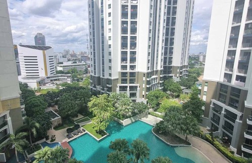 Huai Khwang Condo | "Modern Condo Overlooking Pool – Perfect for Relaxation"