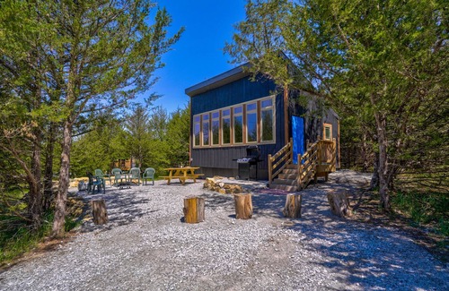 Ashland Cabin | Modern Cabin. Communal Sleeping - 2 Queen Beds + Full Trundle. Pet Friendly!