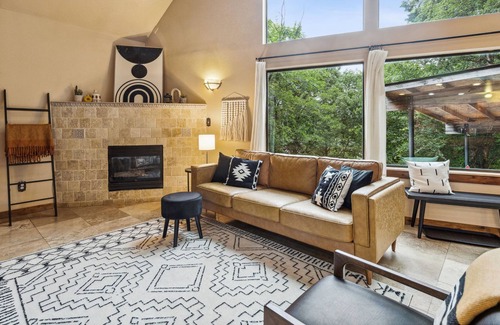 Oak Cliff Cabin | Modern Cabin Getaway in the Heart of Dallas