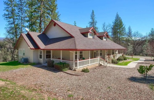 Oakhurst House | Modern cabin in private 5+ acres Yosemite Oakhurst