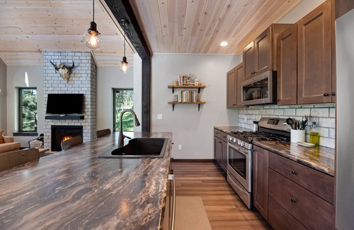 Deadwood House | Modern Cabin in the forest with Hot tub