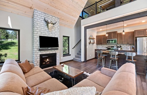 Deadwood House | Modern Cabin in the forest with Hot tub