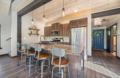 Deadwood House | Modern Cabin in the forest with Hot tub