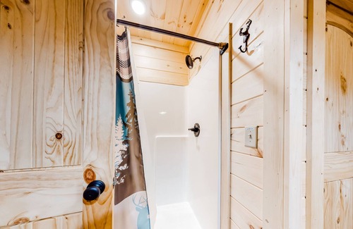 Hidden Lake Cabin | Modern cabin in the woods with private hot tub, firepit, picnic area, AC & WiFi