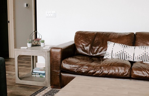 Tishomingo Cabin | Modern cabin located minutes from Blue River and Downtown Tishomingo.