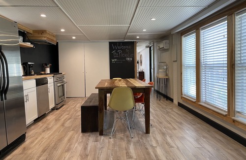 Manchaca Cabin | Modern Cabin Oasis 8 mins from Circuit of The Americas - COTA
