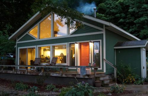 Lake Township House | Modern cabin on 40 acres. Near Honor. A/C. Pet ok.