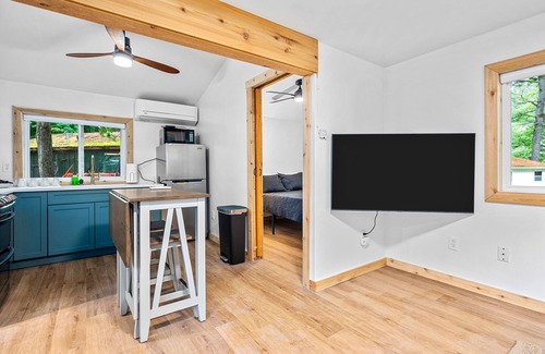 Mayfield Cabin | Modern Cabin on Arbutus Lake w/Pontoon Rentals