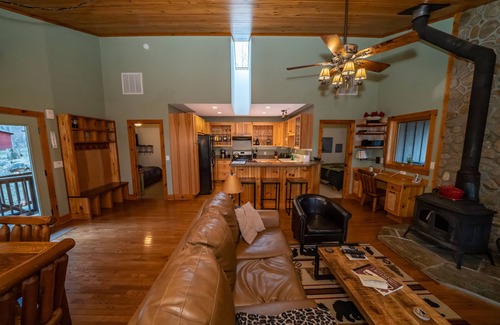 Etlan Cabin | Modern Cabin on Old Rag - Dog-Friendly!