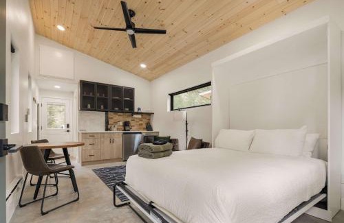 Grant House | Modern Cabin Peaceful Nature Retreat Sleeps 2