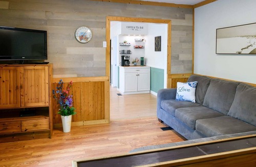 Mississippi Mills House | Modern Cabin Retreat with Patio & Outdoor Firepit