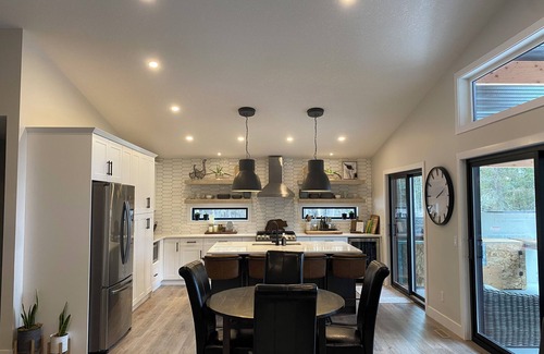 East Kootenay House | Modern Cabin Sleeps 8-12 - "The Gathering Place" Pet Friendly & All Season