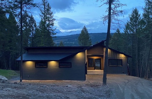 East Kootenay House | Modern Cabin Sleeps 8-12 - "The Gathering Place" Pet Friendly & All Season