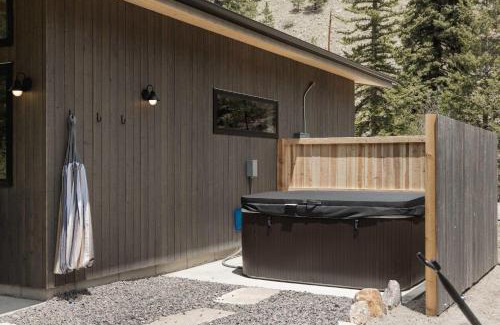 Grant House | Modern Cabin Stay Hike Bike Base GuanellaPass