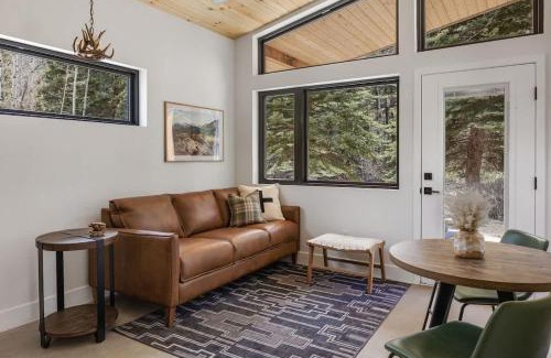Grant House | Modern Cabin Stay Hike Bike Base GuanellaPass
