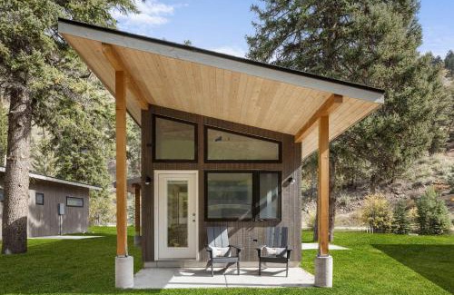 Grant House | Modern Cabin Stay Hike Bike Base GuanellaPass