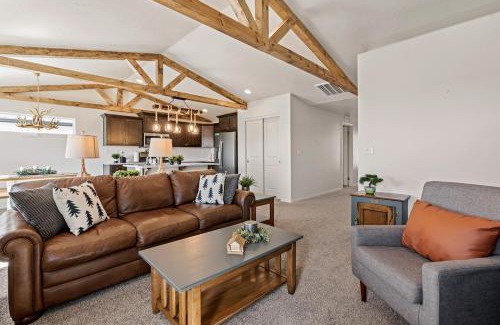 Caldwell House | Modern Cabin Vibes, Vaulted ceilings, Sleeps 8!