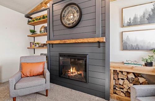 Caldwell House | Modern Cabin Vibes, Vaulted ceilings, Sleeps 8!