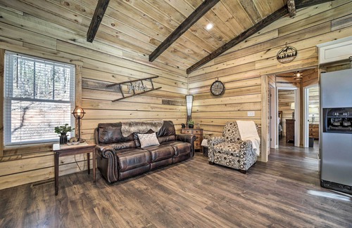 Pisgah Forest Cottage | Modern Cabin w/Fire Pit < 3 Mi to Trails!