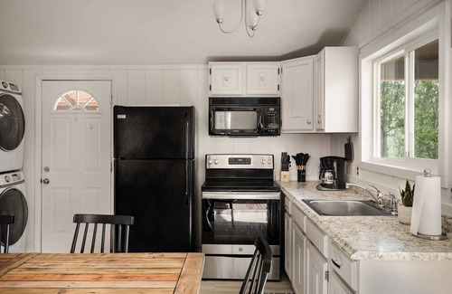 Sleepy Hollow Ski Chalet | Modern Cabin w Hot Tub, Wifi & Huge Deck!