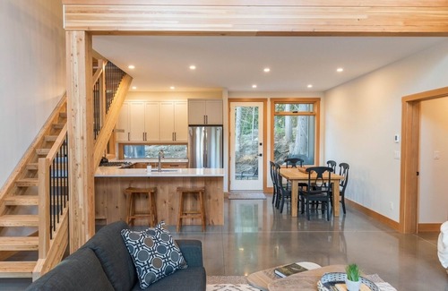 Rossland Ski Chalet | Modern Cabin w/loft walk to ski slopes & trails