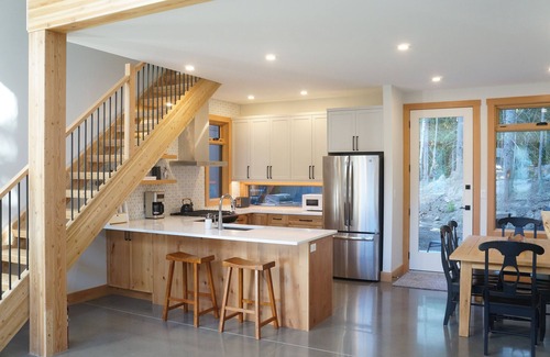 Rossland Ski Chalet | Modern Cabin w/loft walk to ski slopes & trails