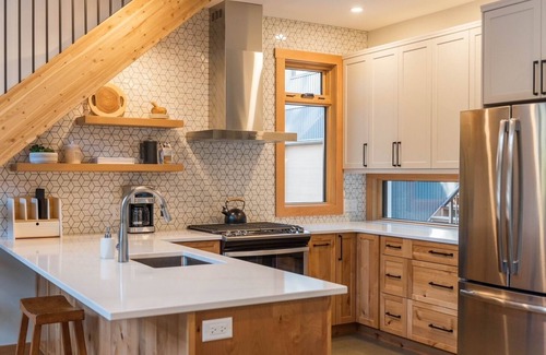 Rossland Ski Chalet | Modern Cabin w/loft walk to ski slopes & trails