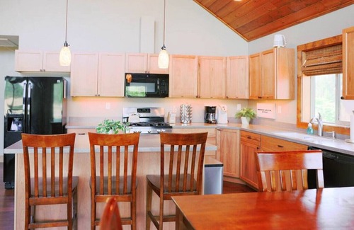 Fir Grove Estates Apartment | Modern Cabin w/Open Views & Fenced Yard