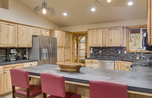 Glencoe Cabin | Modern cabin w/separate studio! Close to lakes, bike/hike trails, ski slopes