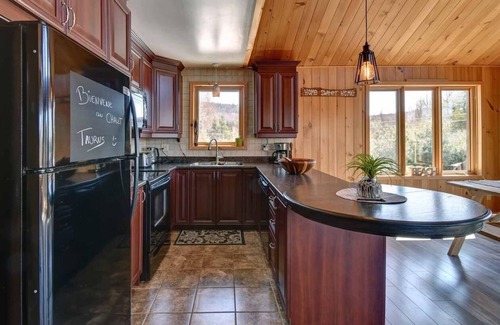 Riviere-Rouge Ski Chalet | Modern Cabin with stunning river views, hot tub