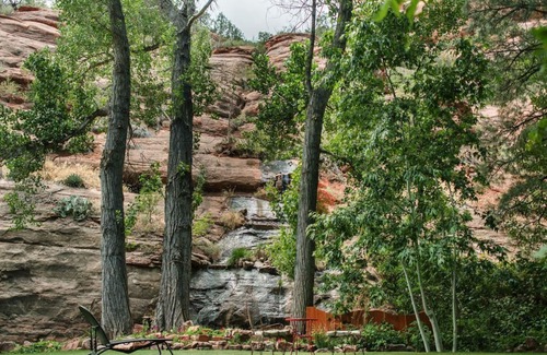 Sedona House | Modern cabins for 45 with views of the red rocks next to Slide Rock State park