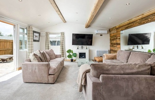 Upton Cheyney Cabin | Modern cabins with gorgeous lounge & sunny deck sleeps 18