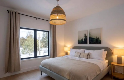 Arundel Cabin | Modern Canadian farmhouse across from golf course