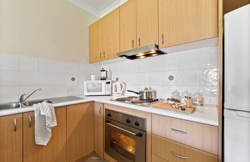 Halls Head Apartment | Modern canal apartment sleeps 2
