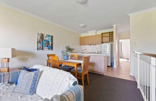 Halls Head Apartment | Modern canal apartment sleeps 2