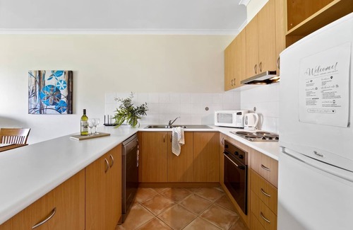 Halls Head Apartment | Modern canal apartment sleeps 2
