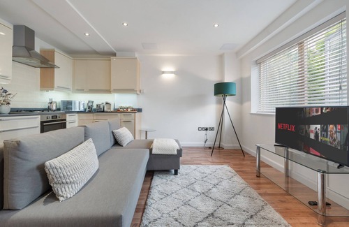 Canary Wharf Apartment | Modern Canary Wharf Apartment - Near Transport