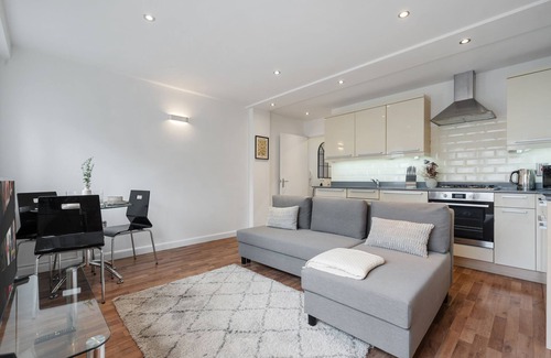 Canary Wharf Apartment | Modern Canary Wharf Apartment - Near Transport