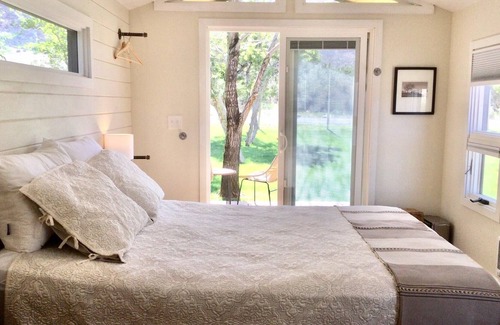 Redlands Cottage | Modern Canyon Hideaway