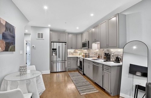 Hill East Condo | Modern Capitol Hill Stay-5 Min Walk to Metro & Eats