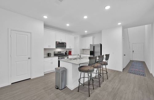 Conroe House | Modern Central 5 Bdrm Home W/Fenced Backyard