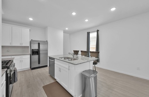 Conroe House | Modern Central 5 Bdrm Home W/Fenced Backyard