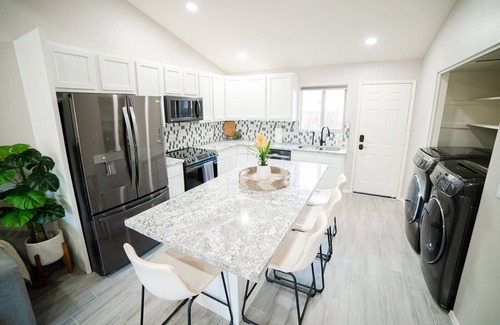 Grant - Glenn Condo | Modern Central Gem near UofA, UMC, TMC, downtown: 2 King Beds & Chef's Kitchen