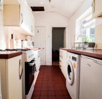 Coventry Apartment | Modern Central Location 4 Bed House !
