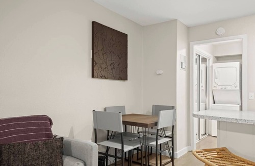 Allandale Apartment | Modern & Central~XLstudio~5 min to Domain~F1 ready