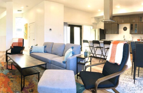 Columbia Condo | Modern Centrally Located Clean Condo Close to Downtown!nn