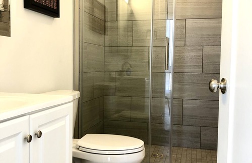 Columbia Condo | Modern Centrally Located Clean Condo Close to Downtown!nn