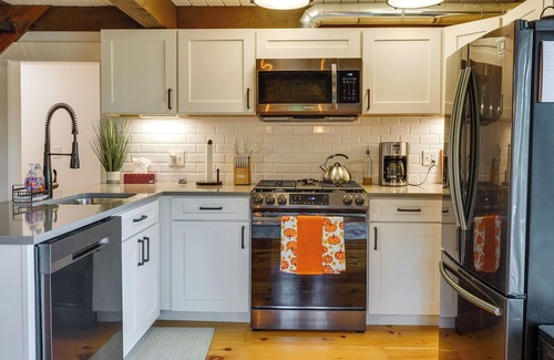 Londonderry House | Modern Chalet in Serene Valley