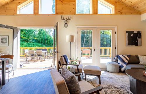 Kerhonkson Ski Chalet | Modern Chalet w/Firepit, BBQ, Fast Wi-Fi, Dogs OK